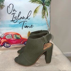 D Heart NWOB! Olive Green Open Toe Sling Back Block Heels Size 5.5